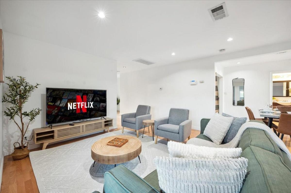 Chic Boho Retreat - Pool, Patio, Mini Golf & Arcade, Mins From Universal Studios! Los Ángeles